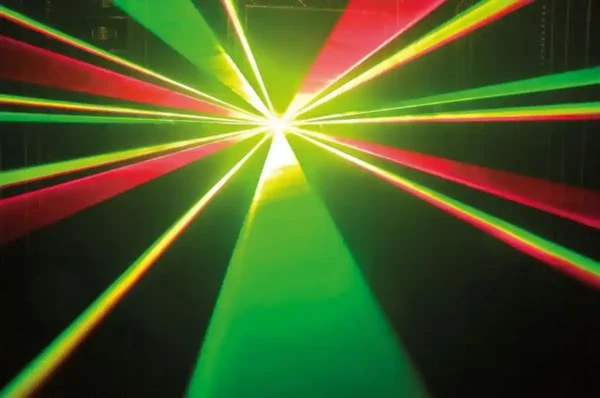 Laser stralen in rood, groen en geel, zichtbaar door rook van rookmachine.