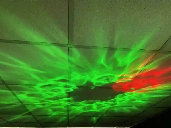 Groene en rode patronen op plafond in ringvorm door Spacelamp Showtec Dreamwave.