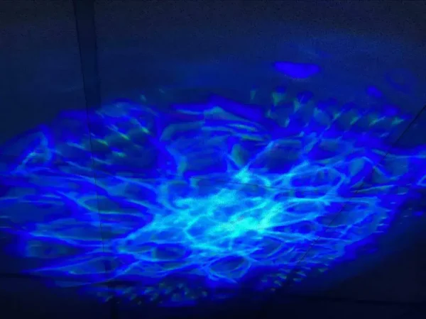 Blauwe patronen op plafond in ringvorm door Spacelamp Showtec Dreamwave.