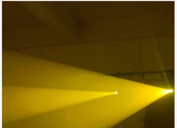 Twee gele lichtstralen, zichtbaar door rook van rookmachine.