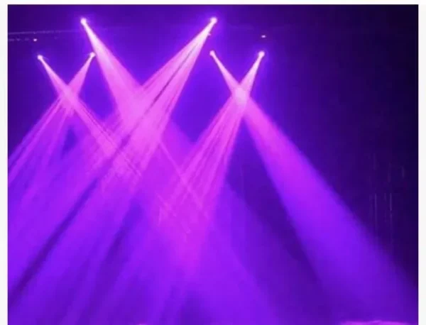 Vier paarse lichtstralen zichtbaar door rook van rookmachine.