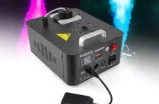 Verticale LED rookmachine die omhoog en omlaag spuit in magenta en blauwe kleur.