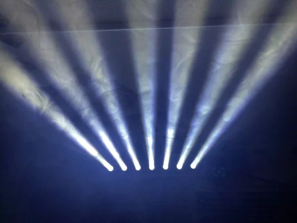 Felle witte lichtstralen zichtbaar door rook van rookmachine.