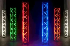 6 truss profielen van 2 meter hoog verlicht in wit, groen, rood en blauw licht.
