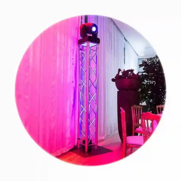 Truss profiel met baseplate met daarop een movinghead.